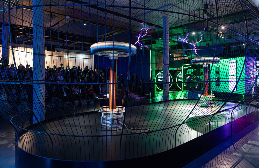 Paysera darbuotojai švenčia įmonės 20-ąjį gimtadienį.